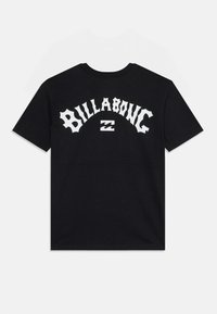 Mustam puuvillane T-särk, millel on seljaosas suur valge "BILLABONG" tekst ja kaela juures väike logo.