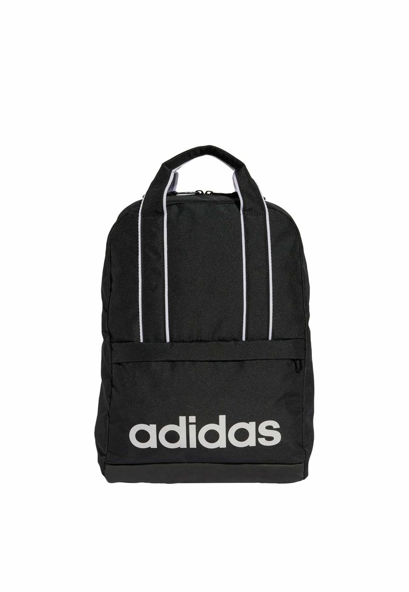 Mochila de tela negra con rayas blancas, que cuenta con un bolsillo delantero y un gran logo de "adidas" en la parte inferior frontal. Cierre de cremalleras en la parte superior.