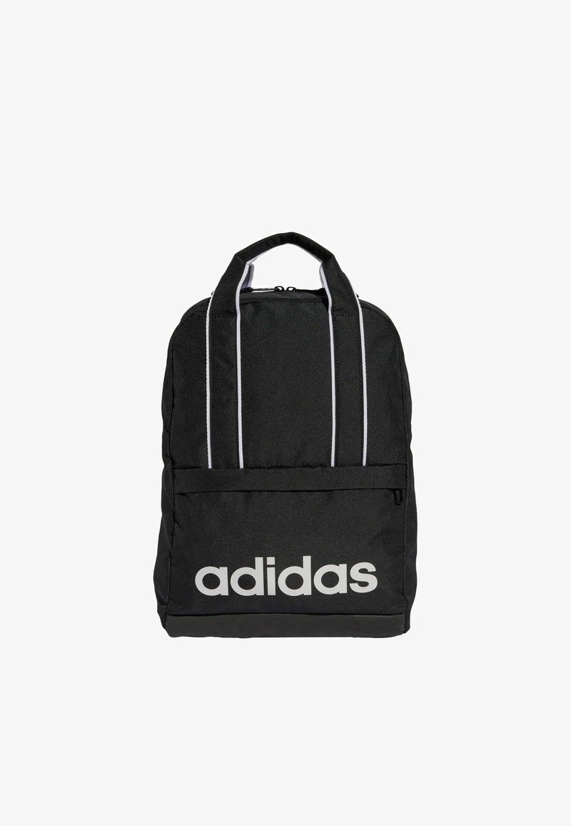 Mochila de tela negra con rayas blancas, que cuenta con un bolsillo delantero y un gran logo de "adidas" en la parte inferior frontal. Cierre de cremalleras en la parte superior.