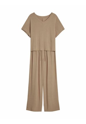 Beżowy dwuczęściowy kombinezon z dekoltem w kształcie litery V, krótkimi rękawami i zawiązywaną w talii sznurkiem; wykonany z lekkiego, gładkiego materiału o luźnym kroju.