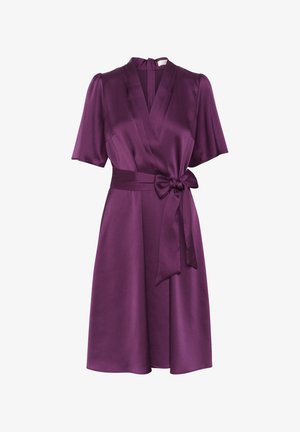 Vestito avvolgente viola con maniche corte, scollatura alta e cintura con nastro in vita, realizzato in un tessuto liscio e testurizzato.