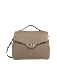 Borsa in pelle taupe con finitura texture, hardware dorato, manico superiore e tracolla staccabile. Presenta una chiusura a cappuccio e un dettaglio con logo.