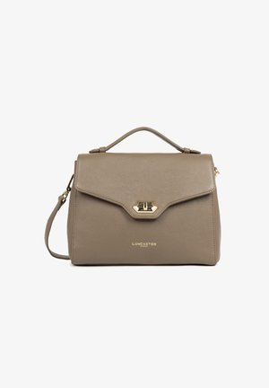 Taupe leren handtas met een gestructureerde afwerking, gouden hardware, een bovenhandvat en een afneembare schouderriem. Voorzien van een klep sluiting en logo-detail.