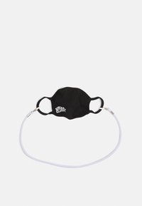 Svart tygmask med öronremmar, som har en vit snörkoppling. Framsidan har texten "URBAN CLASSIC" i vita bokstäver.