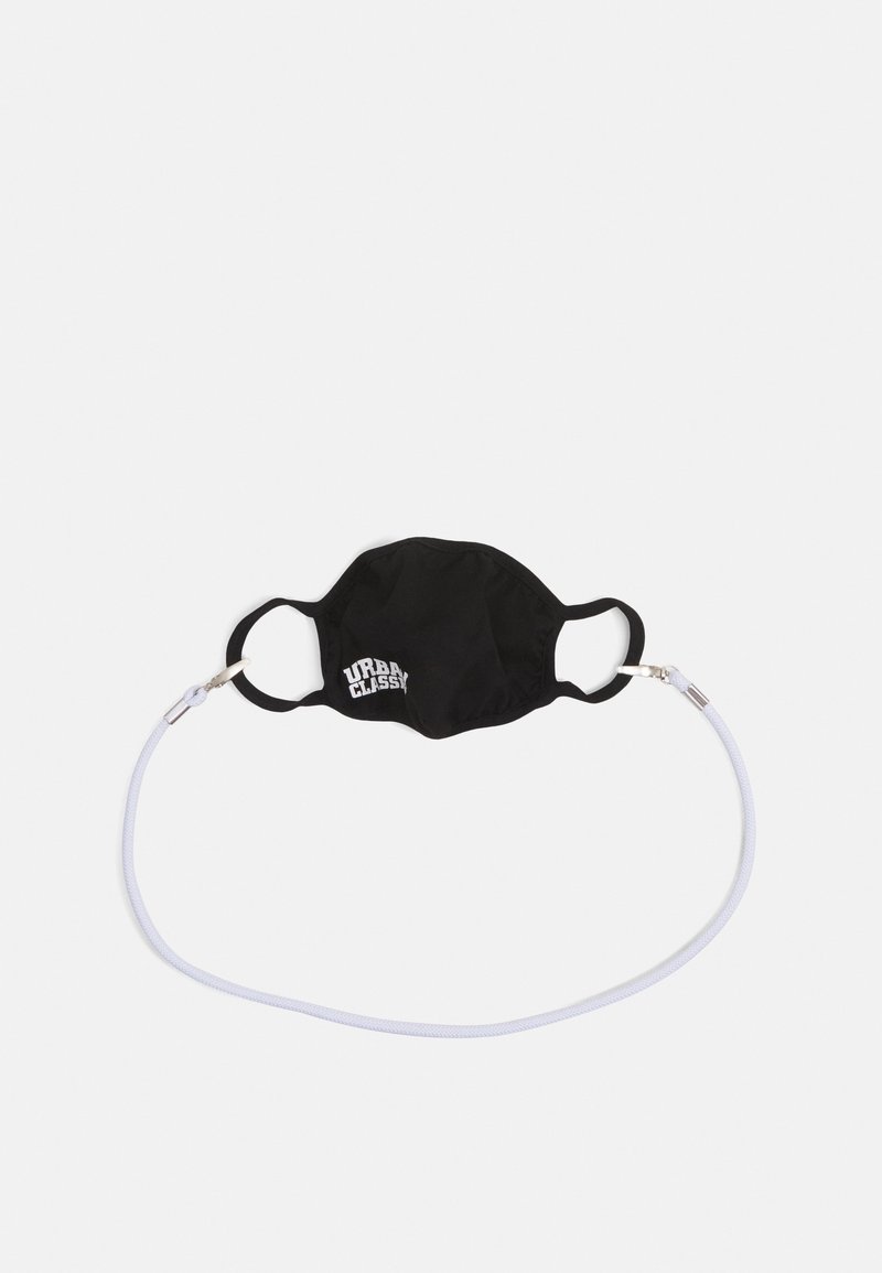 Svart tygmask med öronremmar, som har en vit snörkoppling. Framsidan har texten "URBAN CLASSIC" i vita bokstäver.