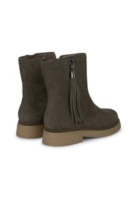 Zamszowe botki za kostkę w ciemnozielonym kolorze z bocznym zamkiem, dekoracyjnym frędzlem i akcentami w formie srebrnych ćwieków, z teksturowaną gumową podeszwą.