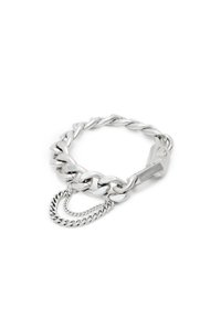 Bracelet en métal argenté avec des chaînes entrelacées, un design torsadé et un détail de chaîne plus petite proéminent avec une fermeture à clip.