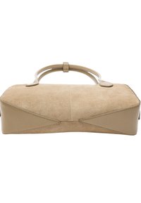 Beżowa torebka z zamszu i skóry z zakrzywionymi uchwytami, usztywnioną podstawą i kanciastymi bocznymi akcentami, o gładkiej fakturze.