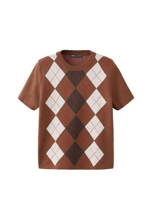 Pull marron à manches courtes avec un grand motif losange argyle blanc et brun foncé et de fines lignes rouges à l'avant.