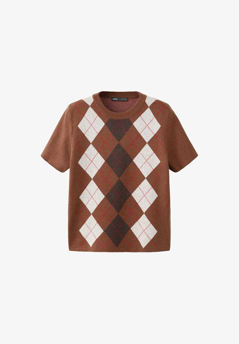 Pull marron à manches courtes avec un grand motif losange argyle blanc et brun foncé et de fines lignes rouges à l'avant.