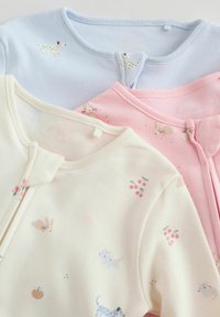 Kolm beebitoppi helesinisest, roosast ja kreemist. Omadused hõlmavad pehmet puuvilla, ümaraid kaeluseid ja igaühel mängulisi loomamustreid.