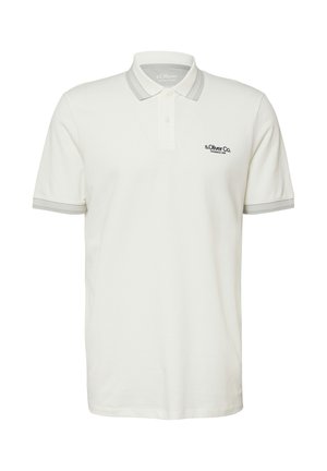 Biała koszulka polo z krótkim rękawem, wykończona szarym obszyciem na kołnierzyku i mankietach, z logo "s.Oliver Co." na lewej piersi.