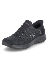 Schwarzer Sportschuh mit einem strukturierten Strick-Obermaterial, elastischen Schnürsenkeln und einer gepolsterten Sohle. Besitzt ein elegantes Design und Skechers-Logo.