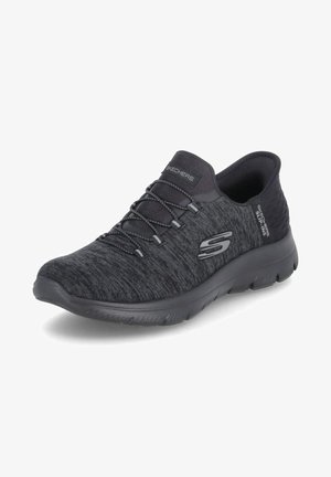 Schwarzer Sportschuh mit einem strukturierten Strick-Obermaterial, elastischen Schnürsenkeln und einer gepolsterten Sohle. Besitzt ein elegantes Design und Skechers-Logo.
