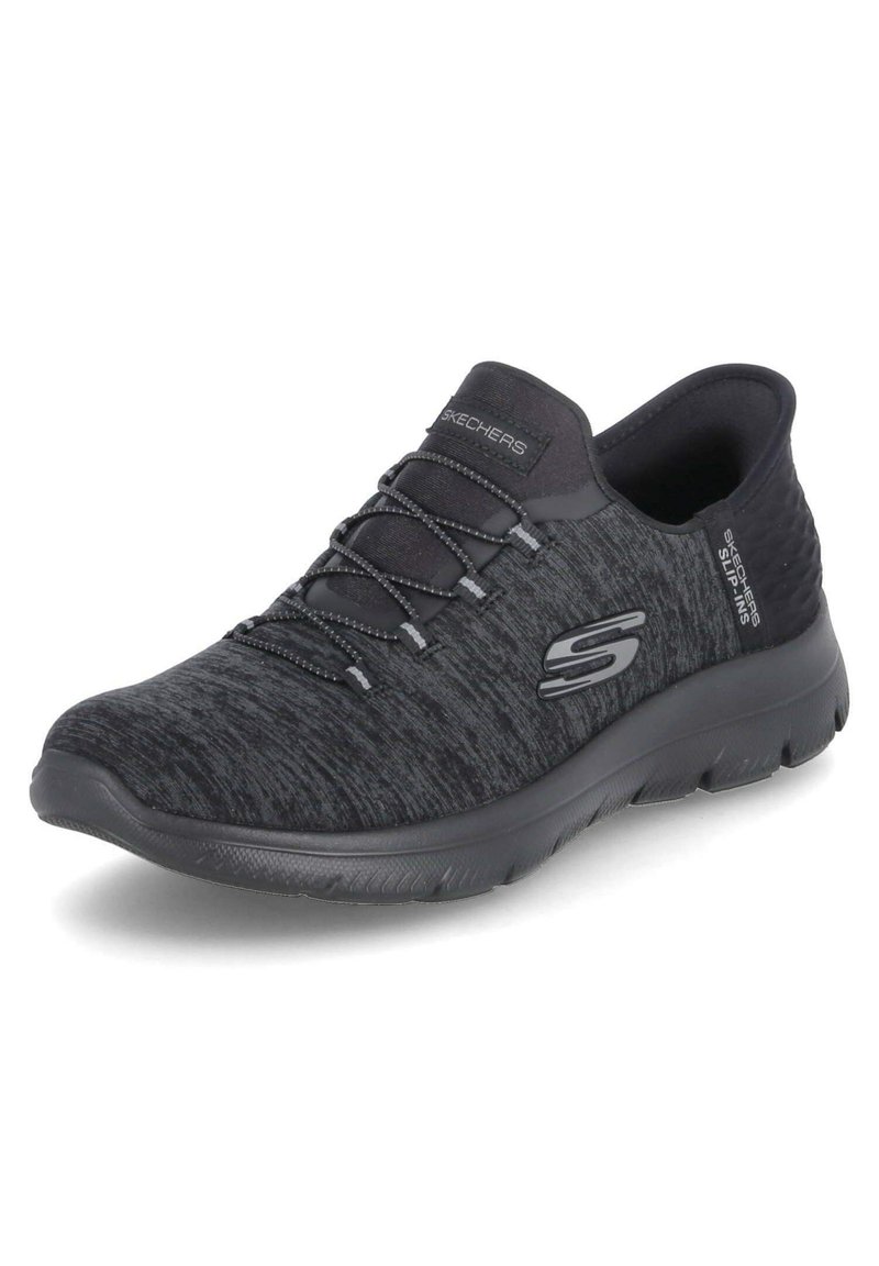 Schwarzer Sportschuh mit einem strukturierten Strick-Obermaterial, elastischen Schnürsenkeln und einer gepolsterten Sohle. Besitzt ein elegantes Design und Skechers-Logo.