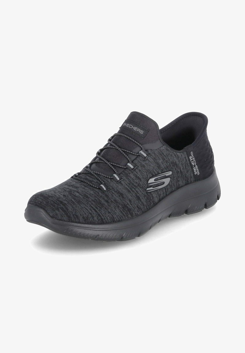 Schwarzer Sportschuh mit einem strukturierten Strick-Obermaterial, elastischen Schnürsenkeln und einer gepolsterten Sohle. Besitzt ein elegantes Design und Skechers-Logo.