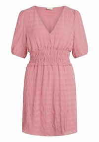 Rosa, kortärmad klänning med V-ringning, smockad midja och textil med en subtil mönstring genom hela plagget.