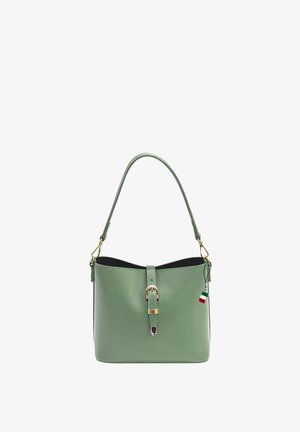 Groene leren handtas met een gestructureerde afwerking, met een riemstijl schouderband, gouden hardware en een klein Italiaans vlagdetail.