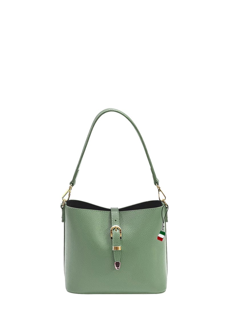 Groene leren handtas met een gestructureerde afwerking, met een riemstijl schouderband, gouden hardware en een klein Italiaans vlagdetail.