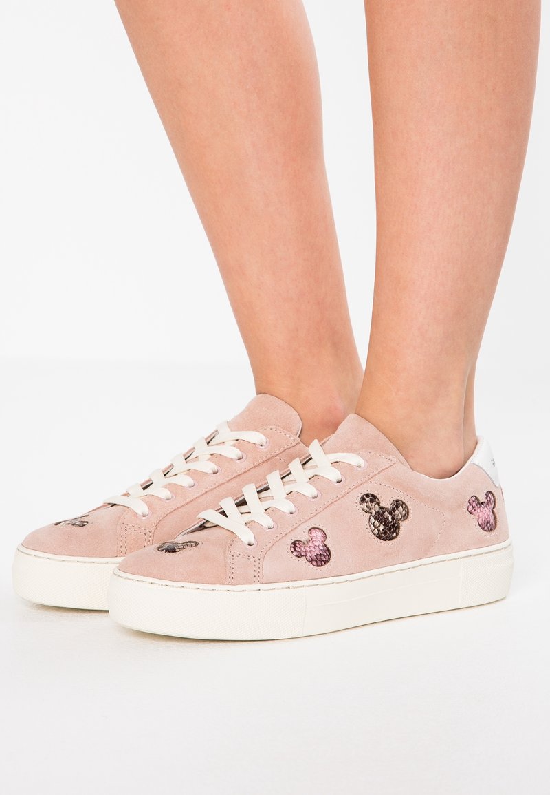 MOA - Master of Arts Tenisky - nude