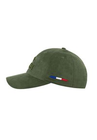 Olivgrüne Kappe mit einem gebogenen Schirm, aus weichem Wildleder gefertigt, mit gestickten Buchstaben und einem kleinen französischen Flaggenakzent.