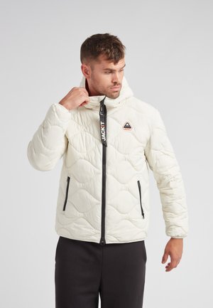 Puffjakke i off-white, med hætte, quiltet design, sorte lynlåse og en trekantet logo på brystet. Glat, let tekstur.