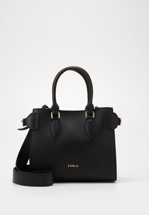 Sort tekstureret læderhåndtaske med to håndtag, aftagelig skulderrem, guldhardware og Furla-logo foran.