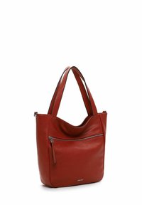 Brūna ādas pleca soma ar divām plecu siksnām, priekšpusē rāvējslēdzēja kabata un nepārprotama zīmola logotips pie pamatnes.