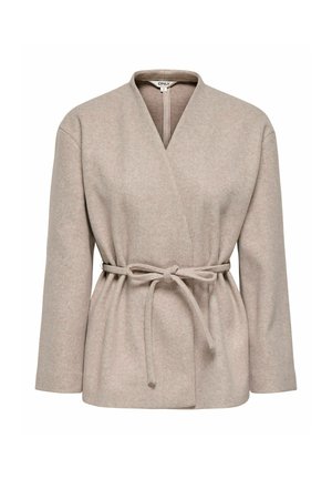 Veste en laine beige style portefeuille avec manches longues et ceinture en tissu nouée à la taille, avec col en V.