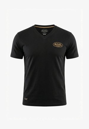 Camiseta negra de cuello en V con mangas cortas, pequeño logo dorado "Von Dutch California" en el pecho izquierdo y etiqueta cerca del dobladillo inferior.