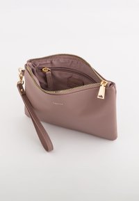 Bolso clutch de color rosado con un acabado texturizado, cierre de cremallera y detalles en dorado. Presenta una correa para la muñeca y un bolsillo interior para mayor organización.