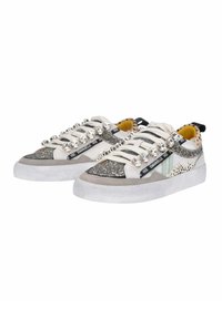 Sneakers low-top scintillanti con materiali misti. Le caratteristiche includono accenti metallici, stampa animale e una suola in gomma bianca texturizzata.