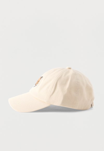 Μπεζ βαμβακερό καπέλο μπέιζμπολ με κυρτή γείσο και μικρό πορτοκαλί λογότυπο αλεπούς κεντημένο στο μπροστινό πάνελ, σε λευκό φόντο.