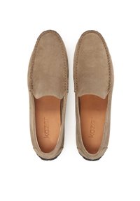 Béžové semišové boty na slip-on s designem mokasín, s prošívanými detaily podél okrajů a hladkou koženou stélkou.