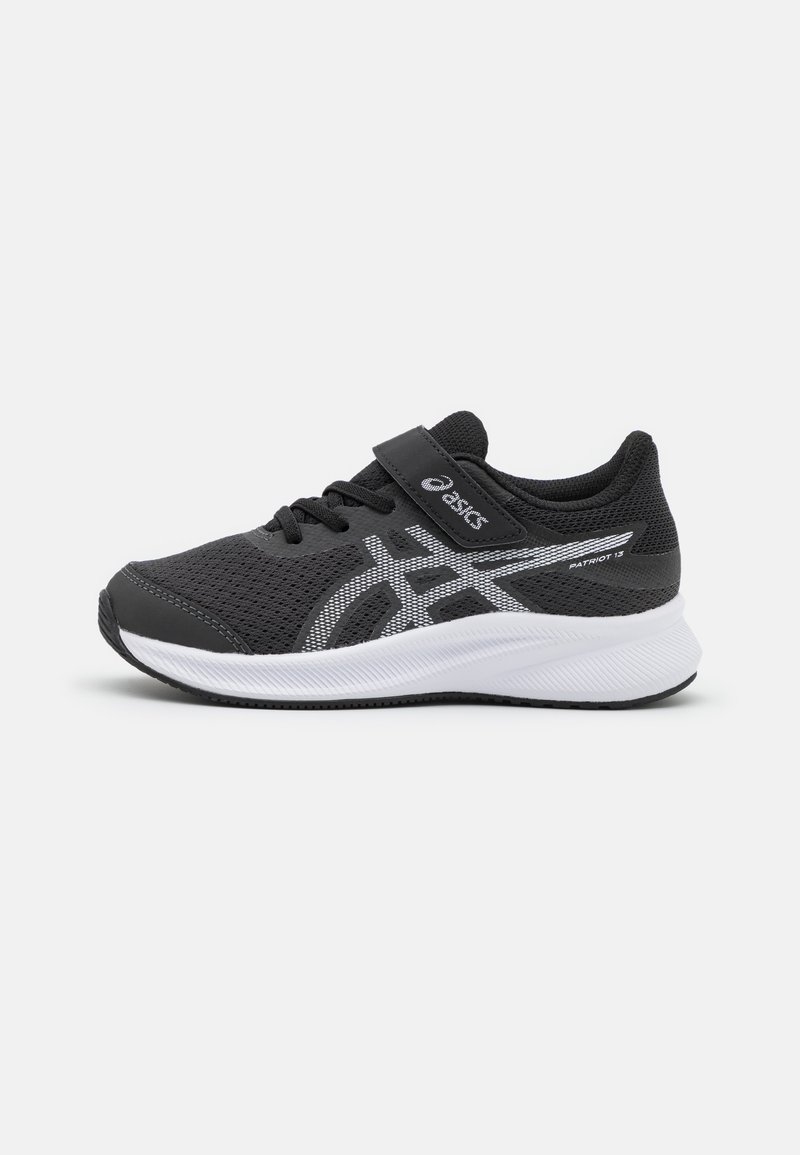 Baskets de sport noires avec une tige en mesh, ornées d'accents blancs et d'une sangle Velcro. La conception de la semelle incurvée améliore la flexibilité et le confort.