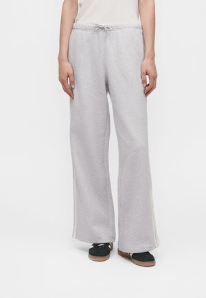 adidas Originals, SIGNATURE WIDE LEG - Долнище на анцуг - light grey heather/off white