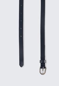 Marinblå läderbälte med en slät yta, spänne i silverfärgad metall och flera justeringshål längs längden för anpassning av passform.