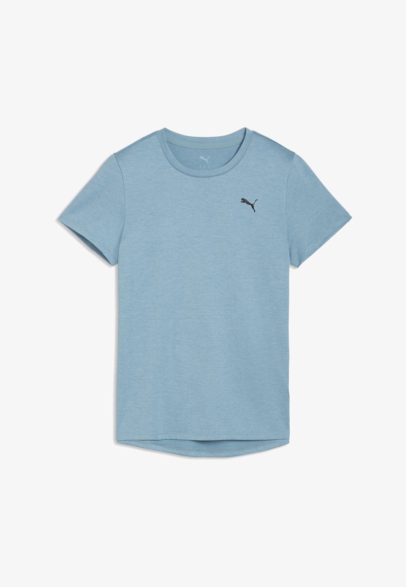T-shirt bleu clair en tissu doux, avec un col rond, des manches courtes et un petit logo Puma noir sur la poitrine gauche.