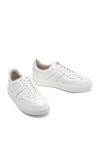 Białe skórzane sneakersy o teksturowanym wykończeniu, okrągłym czubku i sznurowanym zapięciu. Charakteryzują się kontrastowymi przeszyciami i grubą gumową podeszwą.