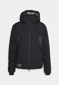 Svart vadderad jacka med dragkedja fram, passande huva och sidofickor. Har texturerade paneler och en logotyp på den nedre fronten.