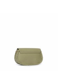 Borsa in pelle verde con dettagli laterali intrecciati, forma rettangolare, chiusura a patta e texture liscia. Design compatto adatto per trasportare l'essenziale.