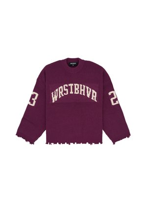 Maglione a coste viola con design cropped, orlo grezzo e scritta bianca "WRSTBHVR" con il numero "23" sulle maniche.