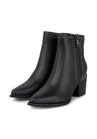 Botas negras de tobillo hechas de material sintético suave con punteras puntiagudas, cremallera lateral y acentos de tachuelas a lo largo de la parte superior. Diseño de tacón cuadrado.