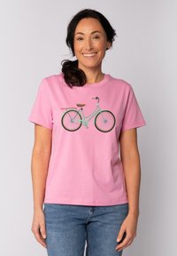 Helles rosa Baumwoll-T-Shirt mit einem Grafikmotiv eines türkisfarbenen Fahrrads mit einem braunen Sattel und schwarzen Rädern. Kurze Ärmel und runder Ausschnitt.