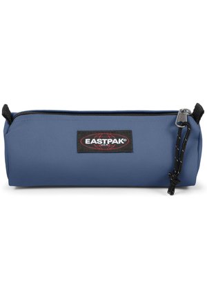 Eastpak Federmäppchen in Blau, aus strukturiertem Stoff, mit einem Reißverschluss oben, schwarzem Logo-Patch und einem schwarzen Zuginfo. Rechteckige Form.