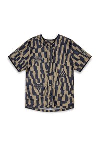 Camisa de manga corta con botones en un patrón de camuflaje beige y azul marino, con un cuello redondo y tejido texturizado con sutiles perforaciones.