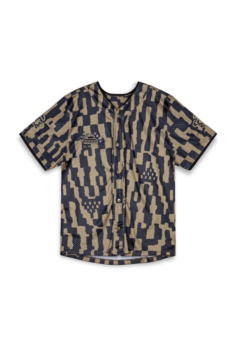Camisa de manga corta con botones en un patrón de camuflaje beige y azul marino, con un cuello redondo y tejido texturizado con sutiles perforaciones.