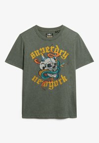 Camiseta de algodón verde oliva con un gráfico central de una calavera acompañado de serpientes de colores y el texto "Superdry Nueva York" en amarillo y rojo.