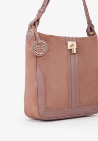 Roze suède schoudertas met een glad leren accent, voorzien van een gouden slotdetail en een rond hardware charm.