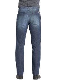 Jeans in denim blu scuro con un design a gamba dritta, cinque tasche e una texture leggermente sbiadita sul retro.